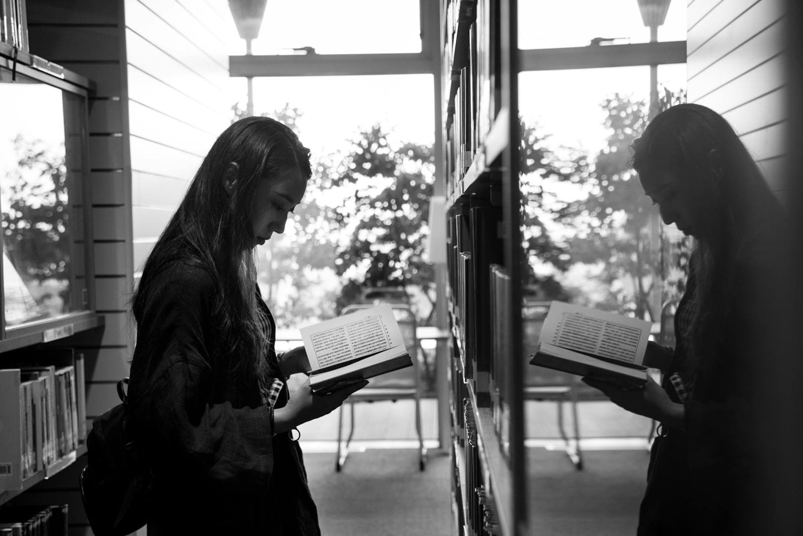 Étudiant en pleine lecture